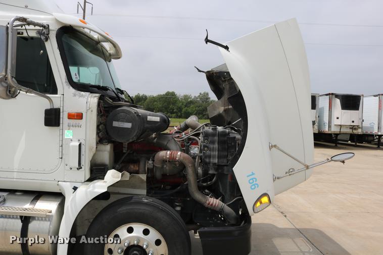 image for item DD0237 2007 International 9400i semi truck