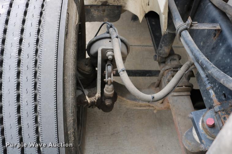 image for item DD0237 2007 International 9400i semi truck