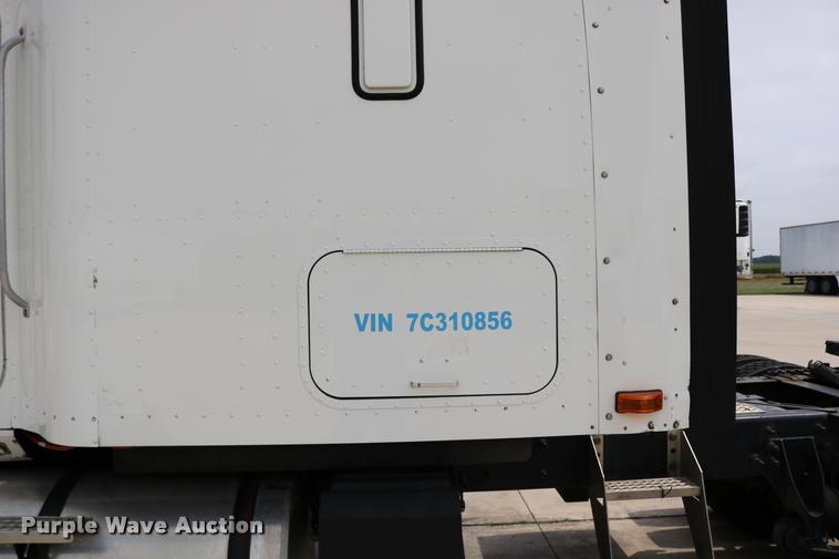 image for item DD0237 2007 International 9400i semi truck