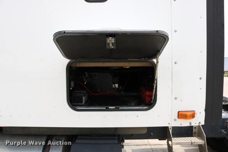 image for item DD0237 2007 International 9400i semi truck