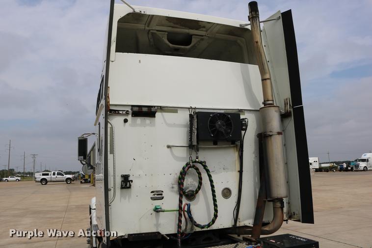 image for item DD0237 2007 International 9400i semi truck