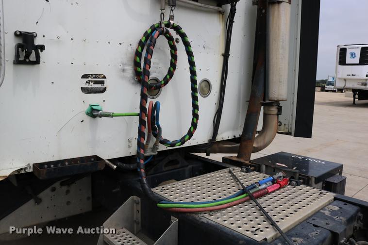 image for item DD0237 2007 International 9400i semi truck