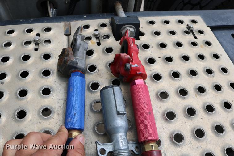 image for item DD0237 2007 International 9400i semi truck