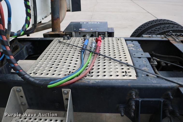 image for item DD0237 2007 International 9400i semi truck