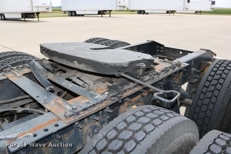 image for item DD0237 2007 International 9400i semi truck