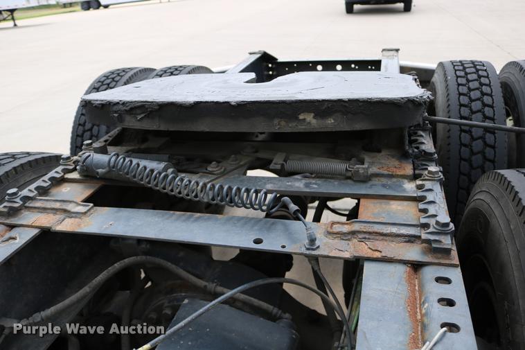 image for item DD0237 2007 International 9400i semi truck