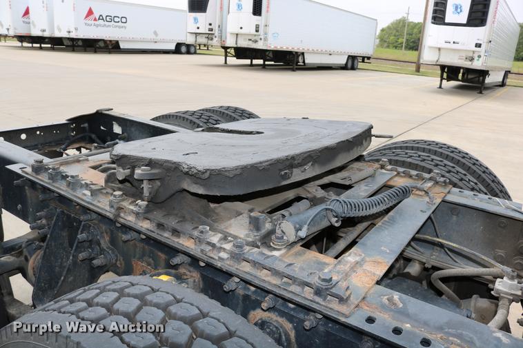 image for item DD0237 2007 International 9400i semi truck