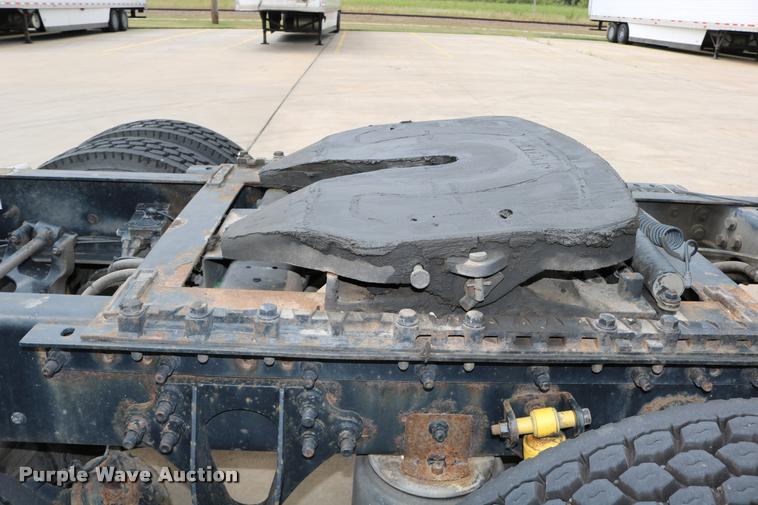 image for item DD0237 2007 International 9400i semi truck