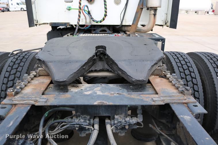 image for item DD0237 2007 International 9400i semi truck