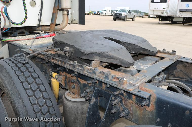 image for item DD0237 2007 International 9400i semi truck