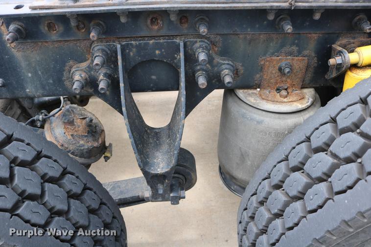 image for item DD0237 2007 International 9400i semi truck