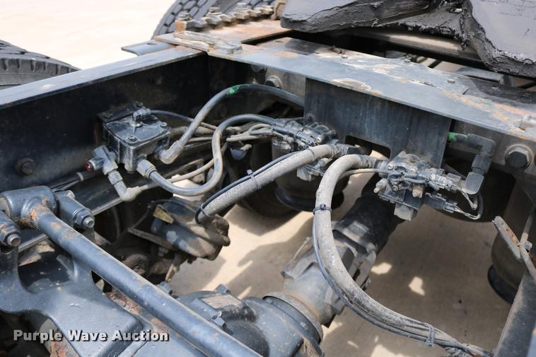 image for item DD0237 2007 International 9400i semi truck