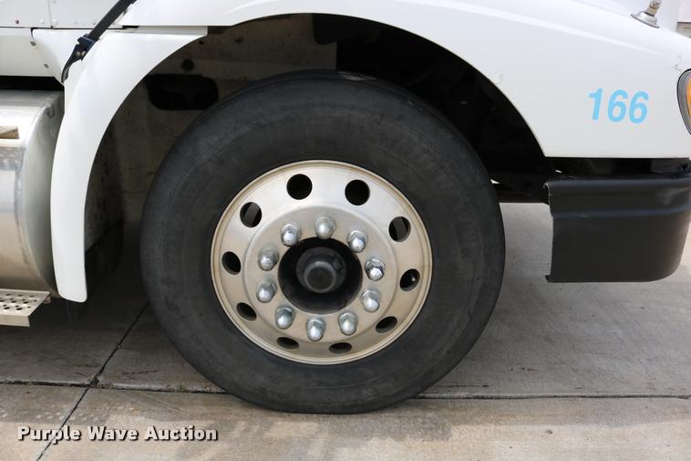 image for item DD0237 2007 International 9400i semi truck