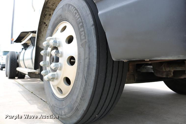 image for item DD0237 2007 International 9400i semi truck