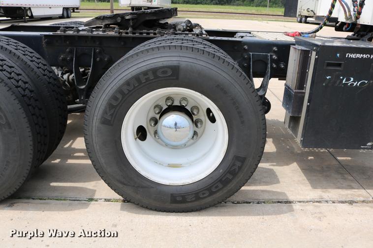 image for item DD0237 2007 International 9400i semi truck