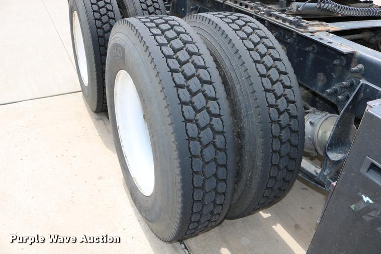 image for item DD0237 2007 International 9400i semi truck