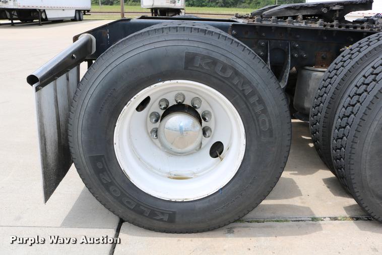 image for item DD0237 2007 International 9400i semi truck