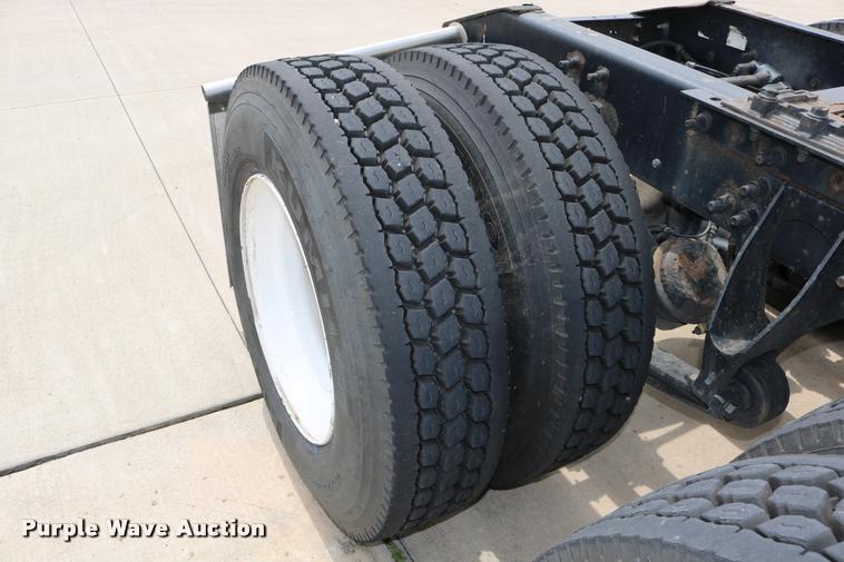 image for item DD0237 2007 International 9400i semi truck