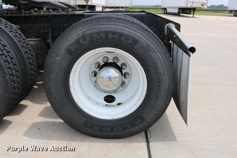 image for item DD0237 2007 International 9400i semi truck