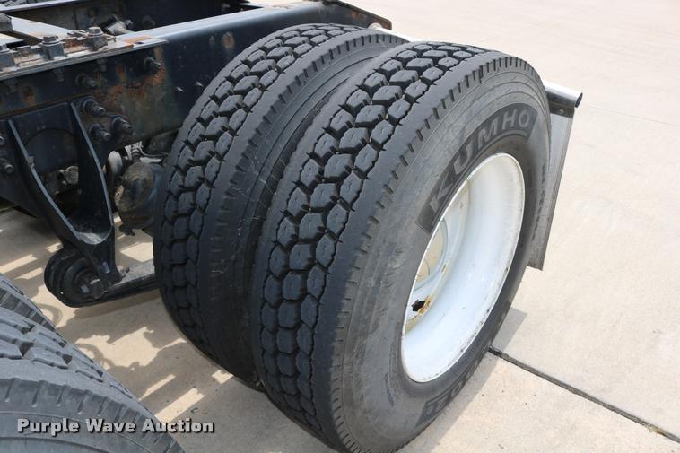 image for item DD0237 2007 International 9400i semi truck