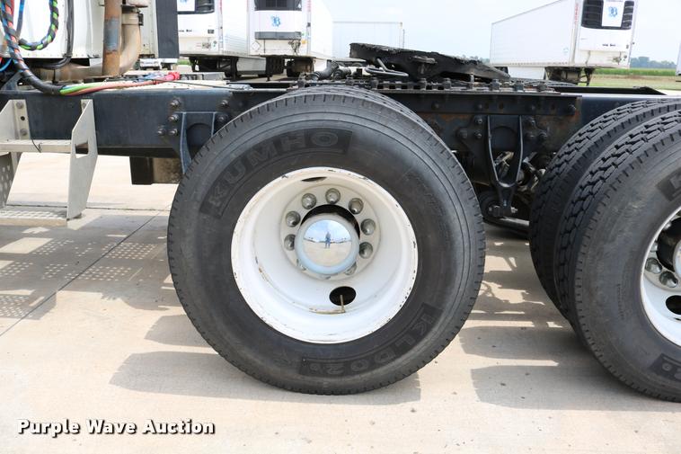 image for item DD0237 2007 International 9400i semi truck