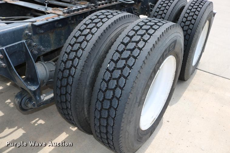 image for item DD0237 2007 International 9400i semi truck