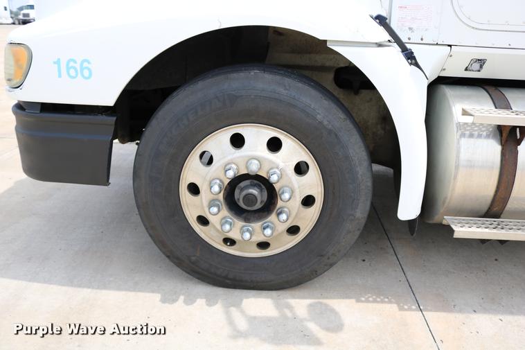 image for item DD0237 2007 International 9400i semi truck