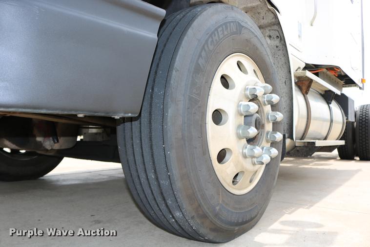 image for item DD0237 2007 International 9400i semi truck