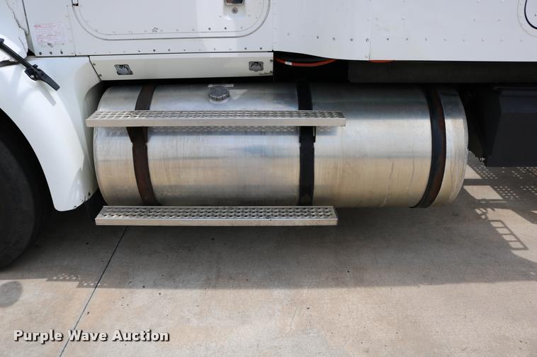 image for item DD0237 2007 International 9400i semi truck