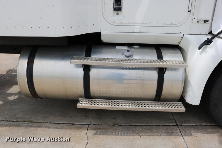 image for item DD0237 2007 International 9400i semi truck