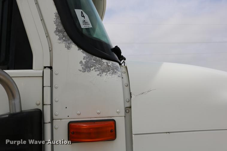 image for item DD0237 2007 International 9400i semi truck