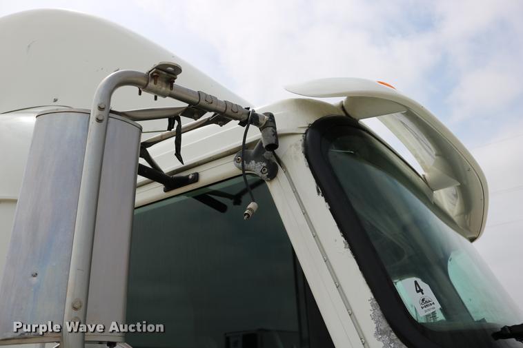 image for item DD0237 2007 International 9400i semi truck