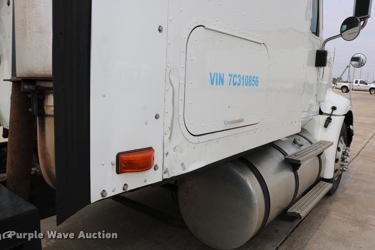 image for item DD0237 2007 International 9400i semi truck