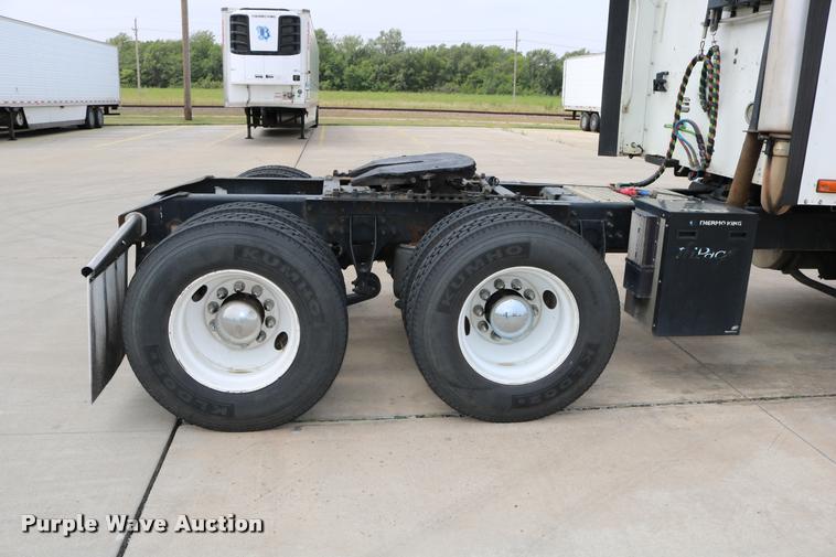 image for item DD0237 2007 International 9400i semi truck