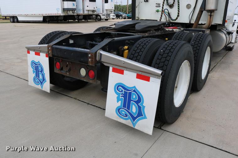 image for item DD0237 2007 International 9400i semi truck