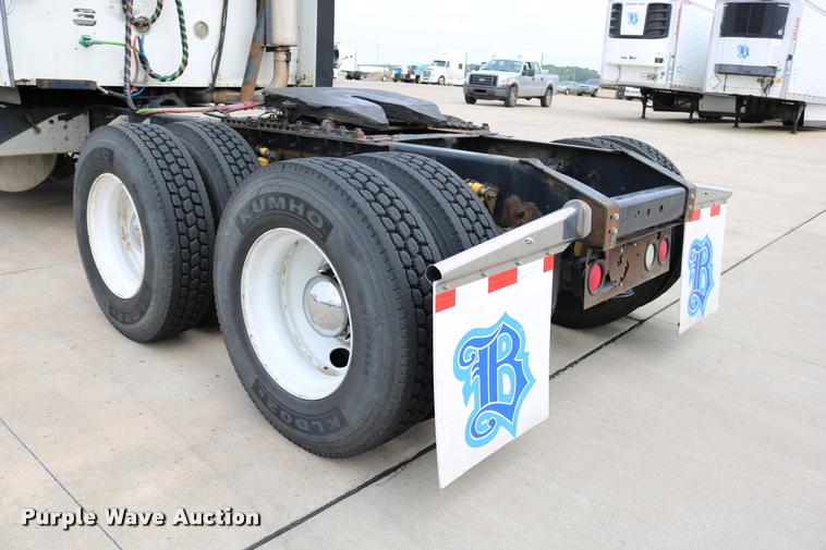 image for item DD0237 2007 International 9400i semi truck