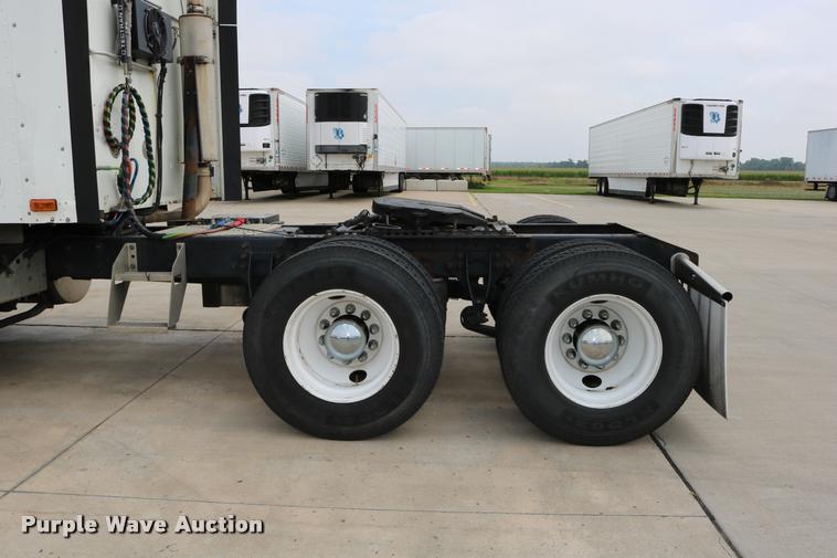 image for item DD0237 2007 International 9400i semi truck