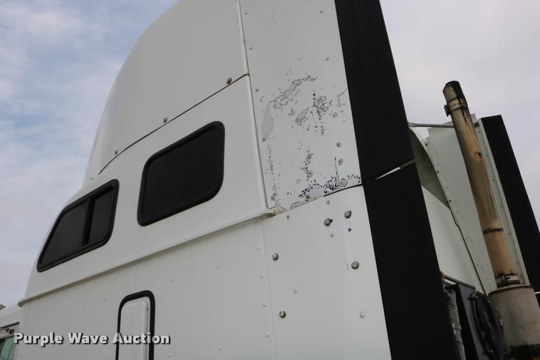 image for item DD0237 2007 International 9400i semi truck