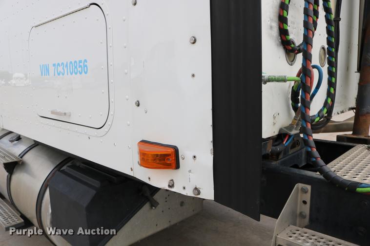 image for item DD0237 2007 International 9400i semi truck