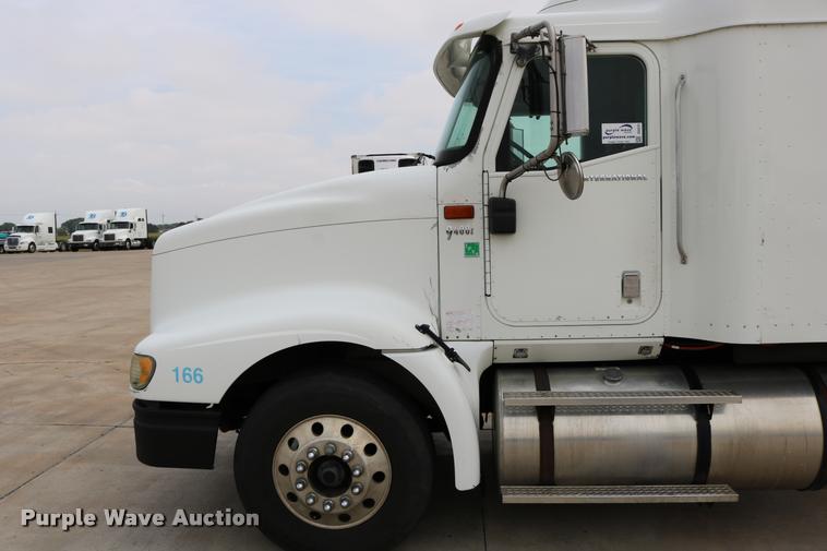 image for item DD0237 2007 International 9400i semi truck