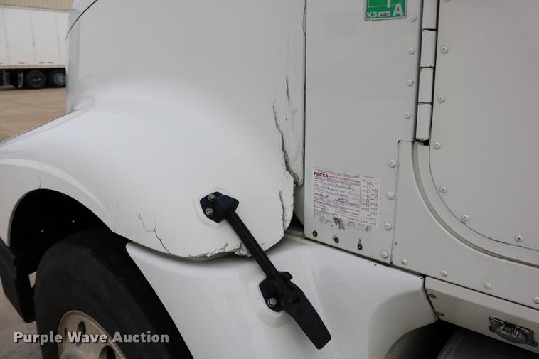 image for item DD0237 2007 International 9400i semi truck