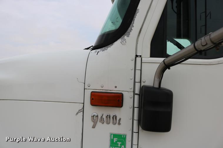 image for item DD0237 2007 International 9400i semi truck