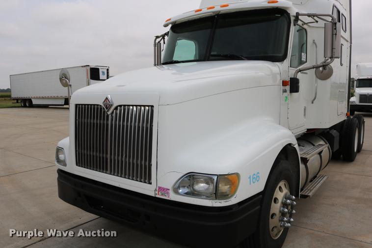 image for item DD0237 2007 International 9400i semi truck