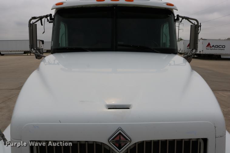 image for item DD0237 2007 International 9400i semi truck