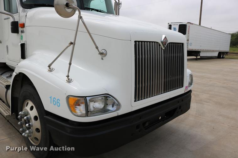 image for item DD0237 2007 International 9400i semi truck