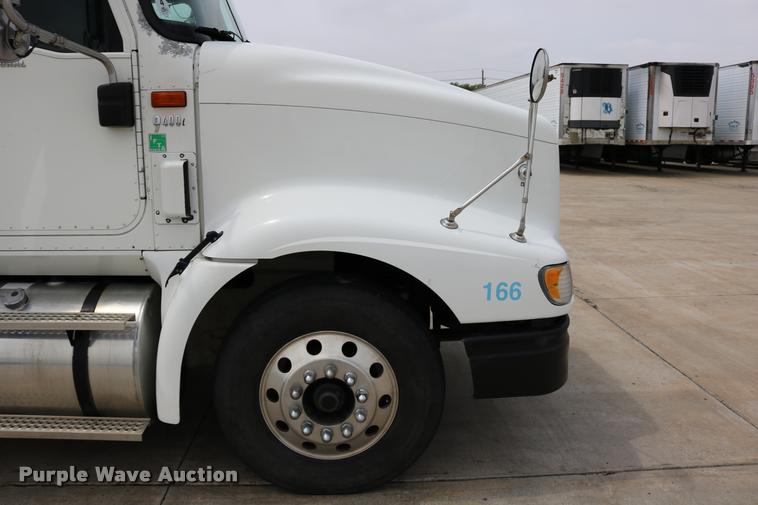 image for item DD0237 2007 International 9400i semi truck