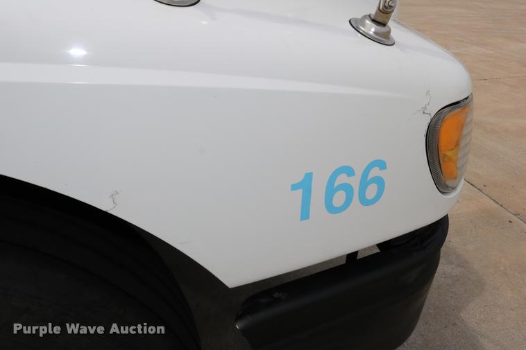 image for item DD0237 2007 International 9400i semi truck