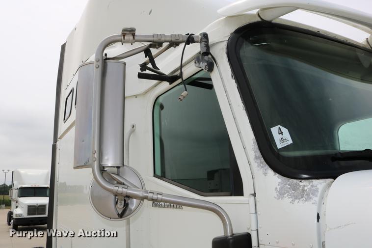 image for item DD0237 2007 International 9400i semi truck