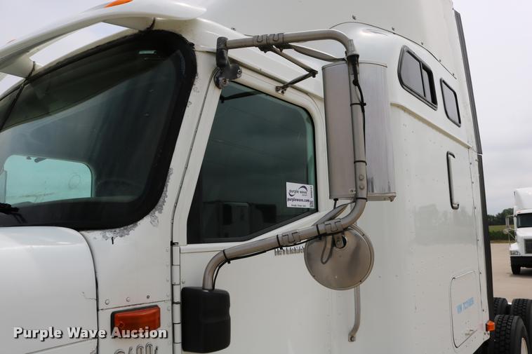 image for item DD0237 2007 International 9400i semi truck