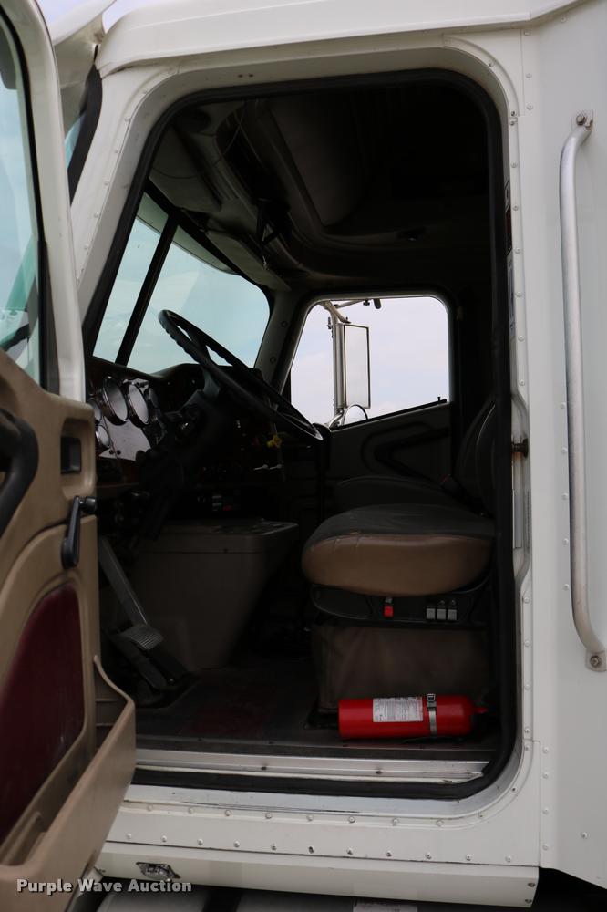 image for item DD0238 2007 International 9400i semi truck